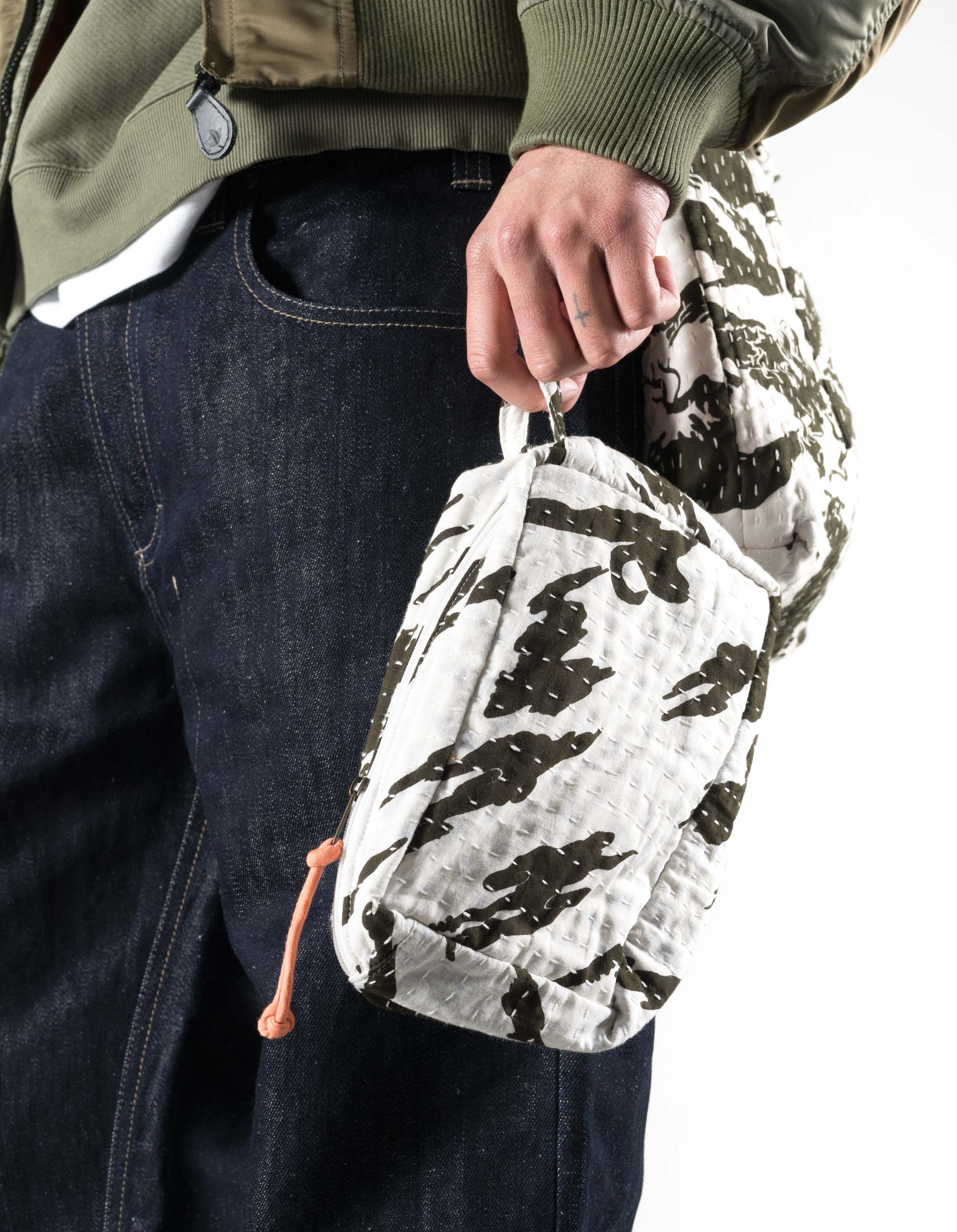 7332 Tigerstripe Travel Pouch Ecru/Olive - Image 3